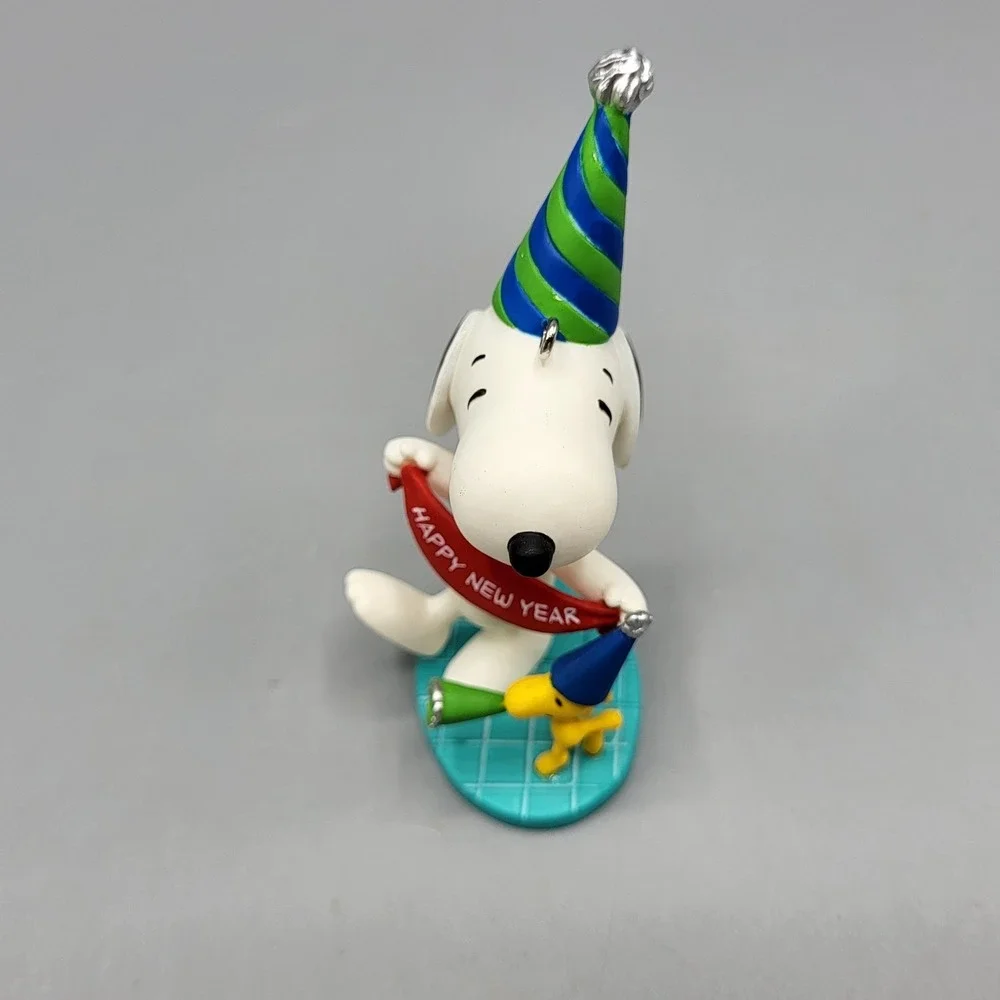 Hallmark Ornament Peanuts New Years Celebration Snoopy Woodstock White QX9829